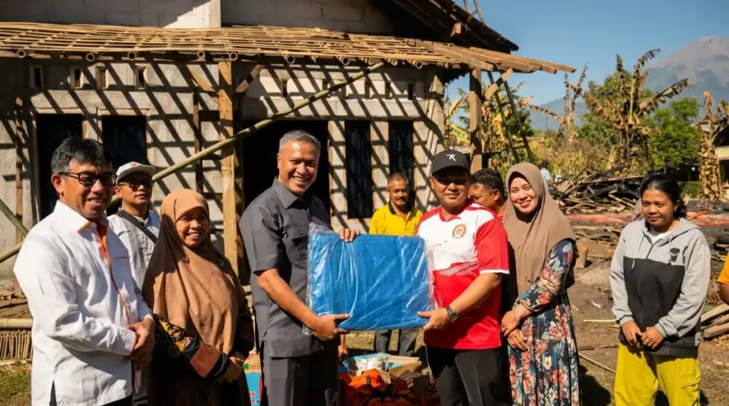 Korban Kebakaran di Kabupaten Semarang Terima Bantuan dari Tiga Legislator PKS Korban Kebakaran di Kabupaten Semarang Terima Bantuan dari Tiga Legislator PKS